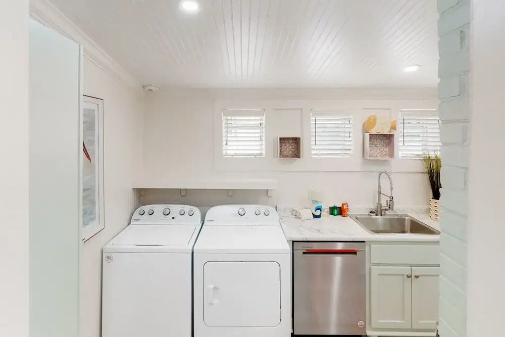 Cozy Cottage Near Beach/bars/dining With Enclosed Yard, AC, & W/D