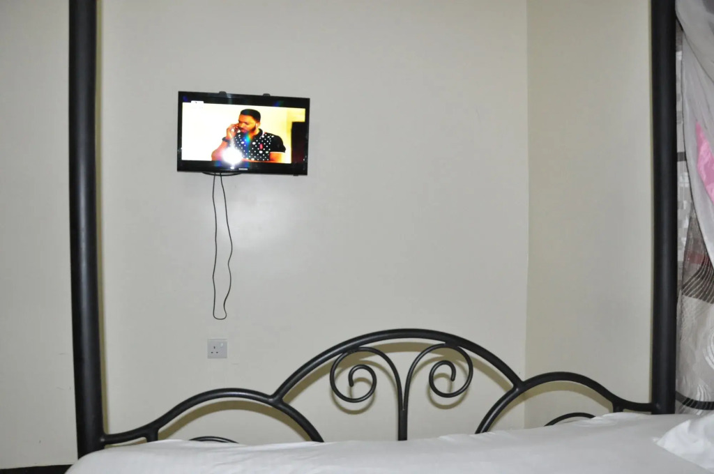 Six Eight Motel
