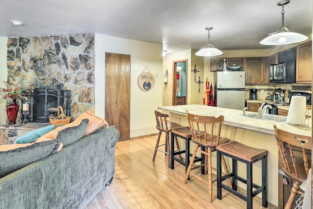 Rustic Condo w/ Deck < 1 Mi to Angel Fire Resort!