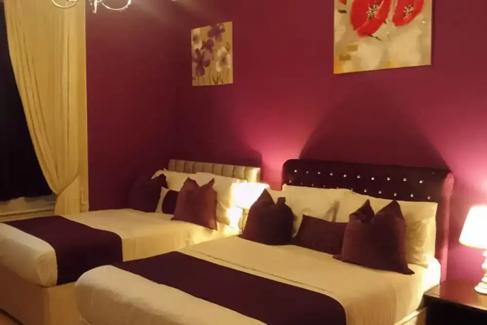 Apartment Sleeps 7 - Pets, Free Parking & Wifi
