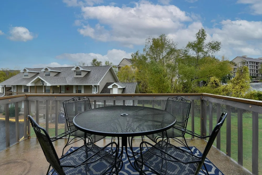 Memory Maker Condo - Great Location - Updated - Walk to Restaurant and Store!