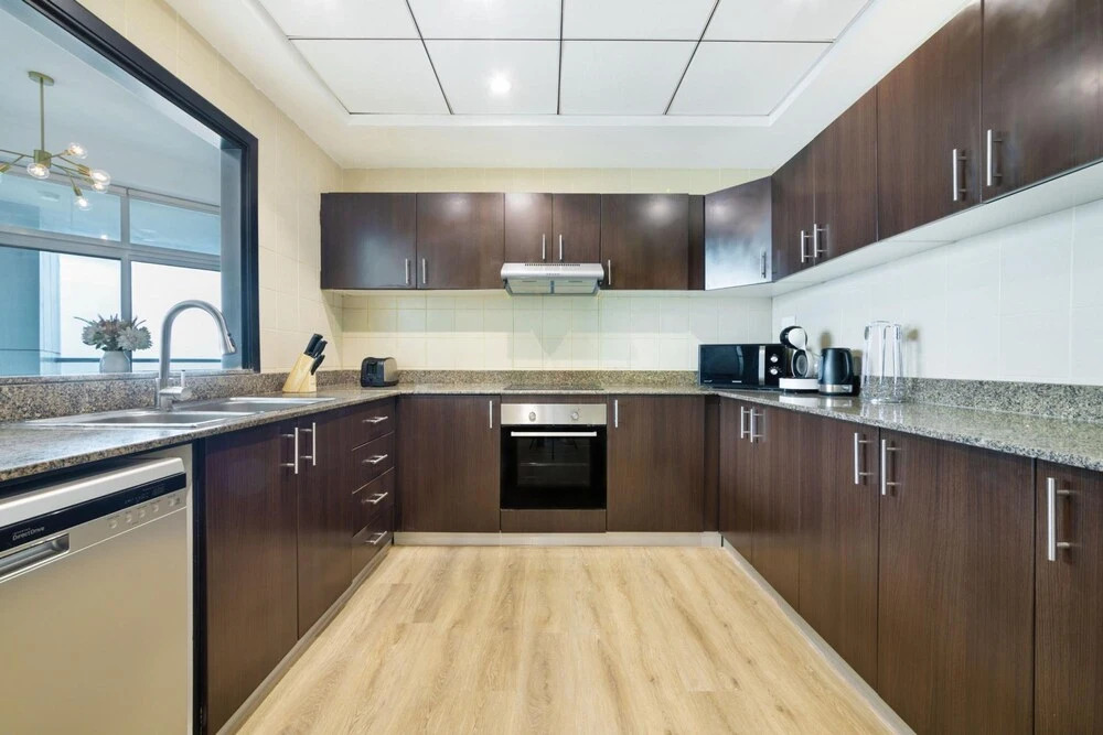 High-floor Trendy Apt w Marina Palm Ocean Vws