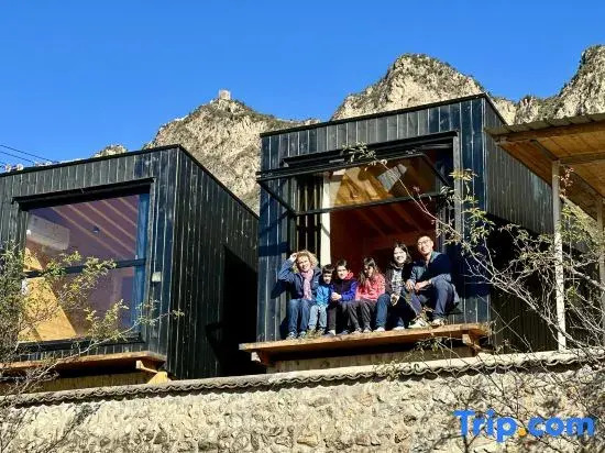 Black Stone Hilltop Great Wall Lodge & Whisky Lounge