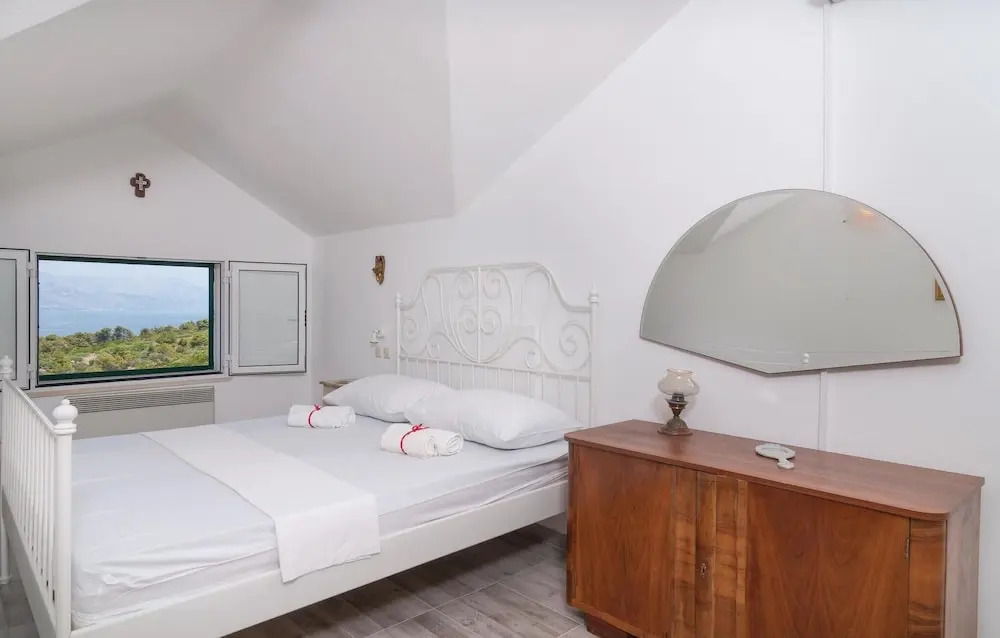 Awesome Apartment in Postira With 5 Bedrooms and Wifi