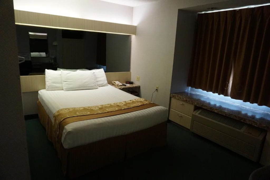 CenterWay Hotel Buffalo North Near University