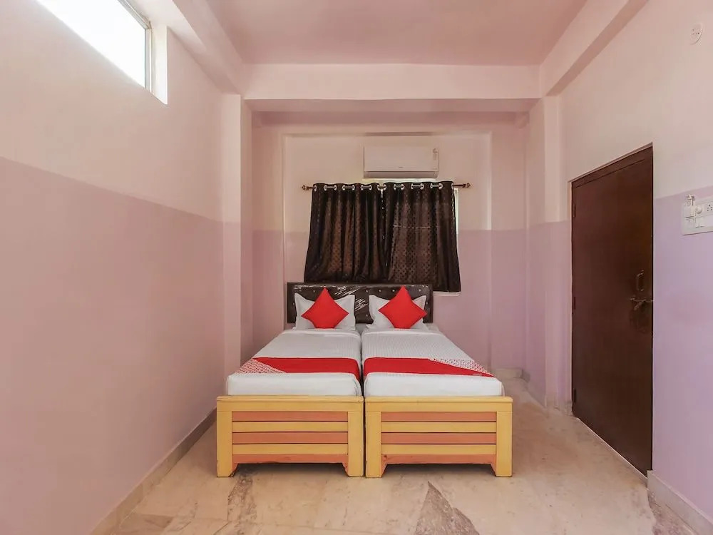 OYO 22085 Raj Banjara White House