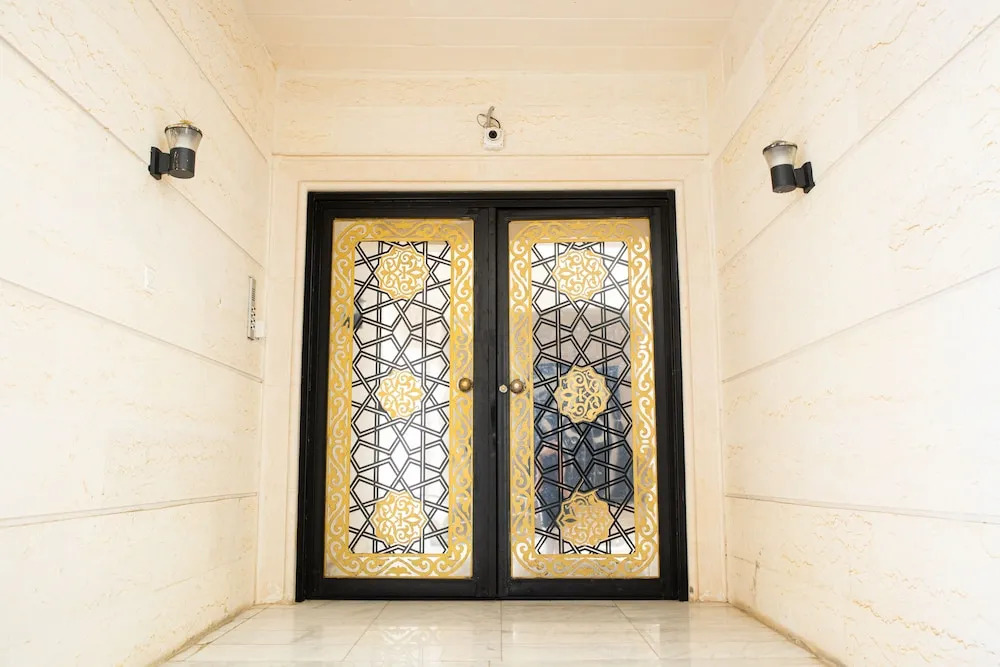 10 Minutes From Al-Masjid