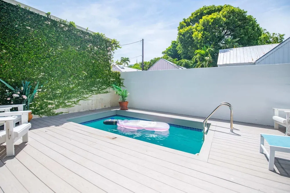 New Coastal Rose - Bright Loft With High Ceilings