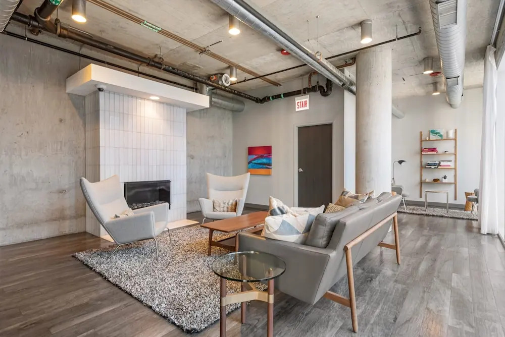 Loop City Views 2BR Apt Near Riverwalk