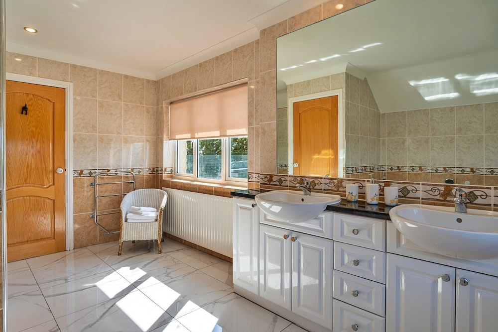 Cottage in Whitestone With Garden & Games Room