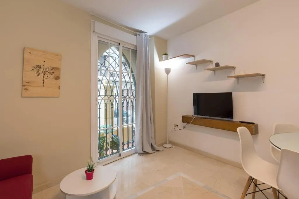 GR0-Quiet apartment, Private backyard, Walk to Old Town