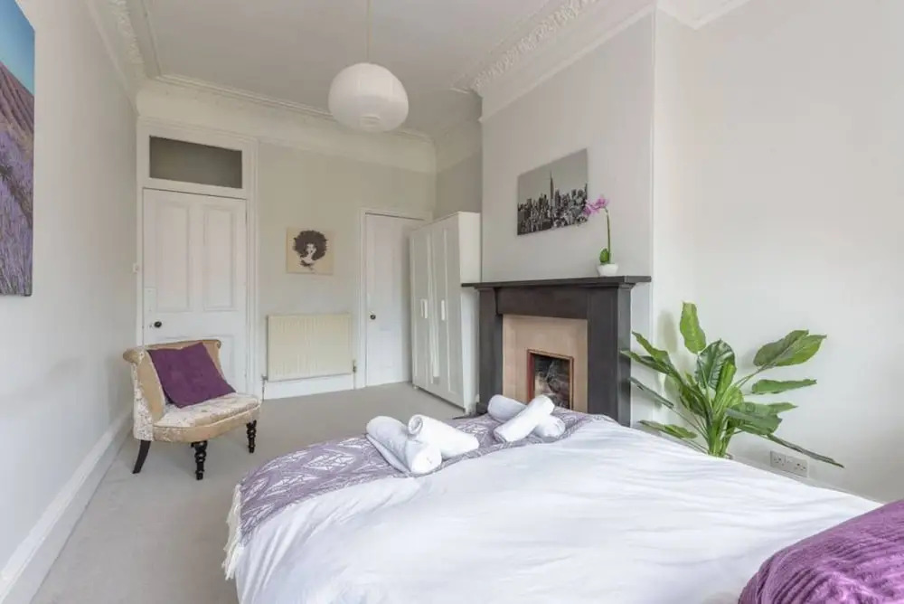 Modern 2 Bedroom Flat In Edinburgh City Centre