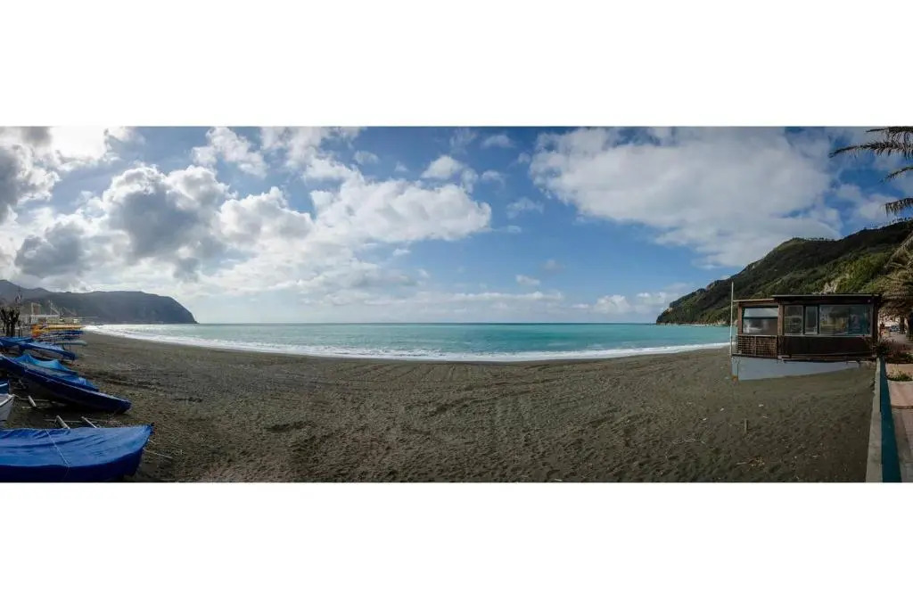 ALTIDO Lovely Apt for 4, with SeaView Moments from Beach