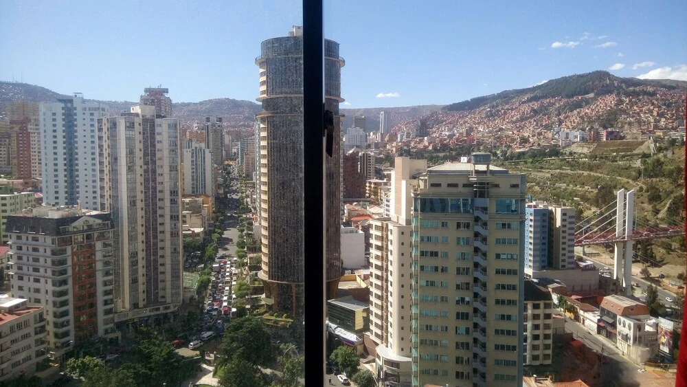 DEPARTAMENTO PISO 20a, CENTRICO, CERCA EMBAJADA AMERICANA, TELEFERICO, MALLS, VISTAS PANORAMICAS y SEGURO