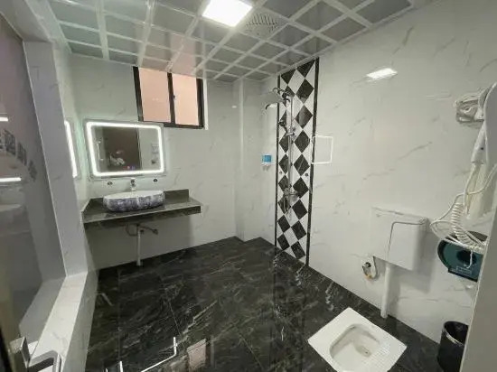 Maitreya Spades Hotel (Huquan Ecological Park Honghe Water Town Branch)