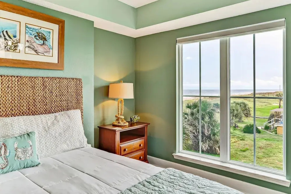 Cozy Beachfront 1BR w/ Stunning Views