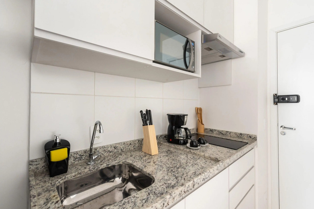 MiP6 - Studio em Pinheiros, próximo à Oscar Freire e ao metrô.