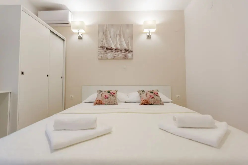 Apartmani Studio Sleeps 2 -parking -private Garden