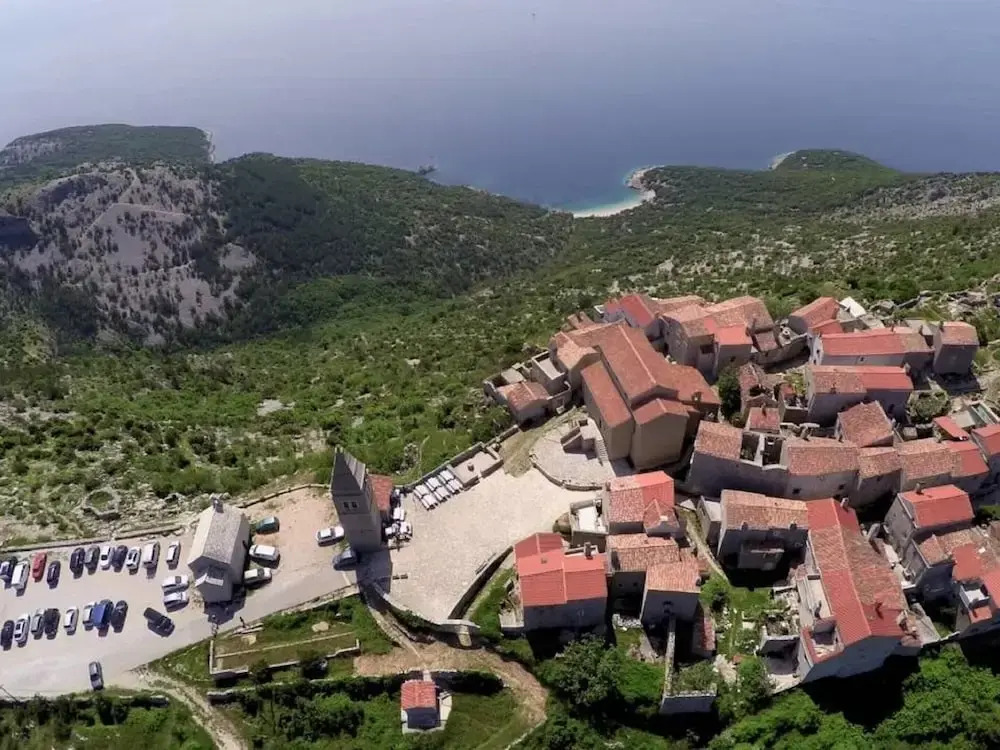 Villa in Cres With Sea Views & Pool