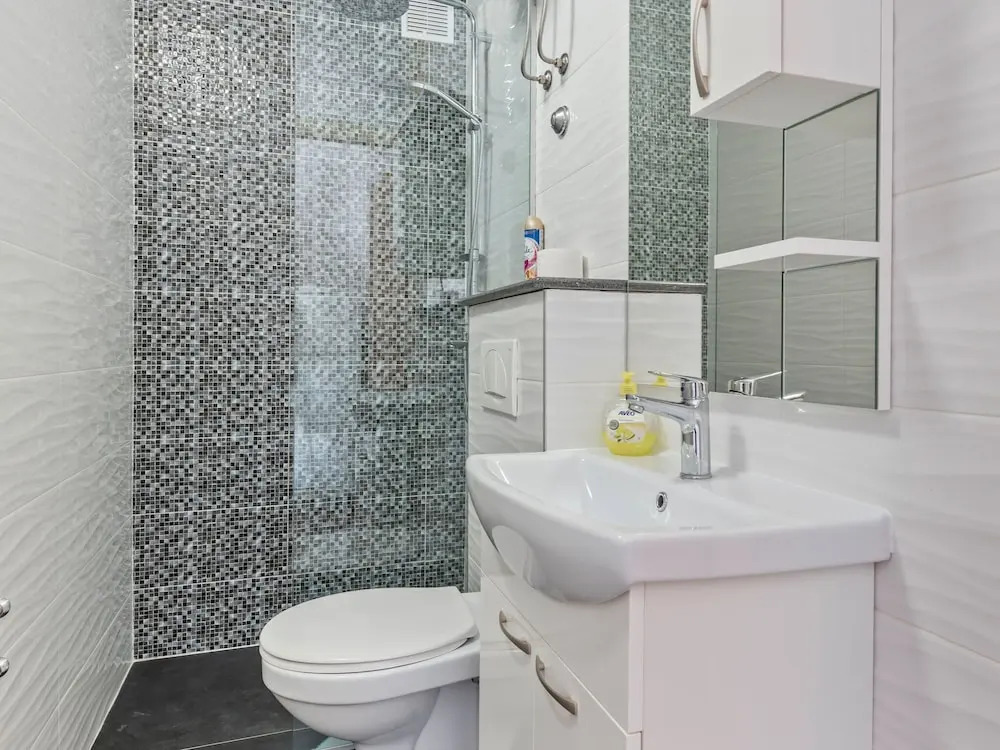 Refined Apartment in Kaštel Lukšić with Garden