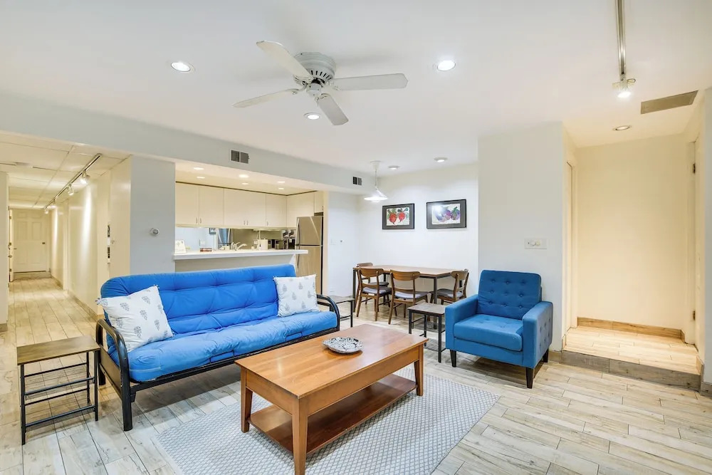 Lincoln Park Apt: Walk to Beach, Shops & Dining