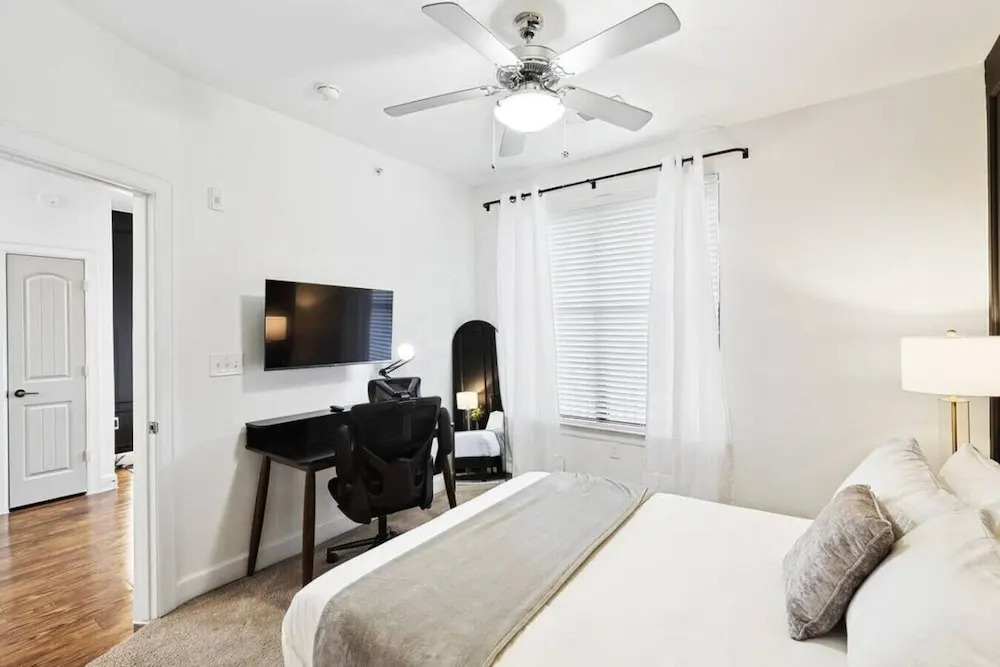 Luxe 1 Bedroom With Pool Near Toyota HQ & Legacy West