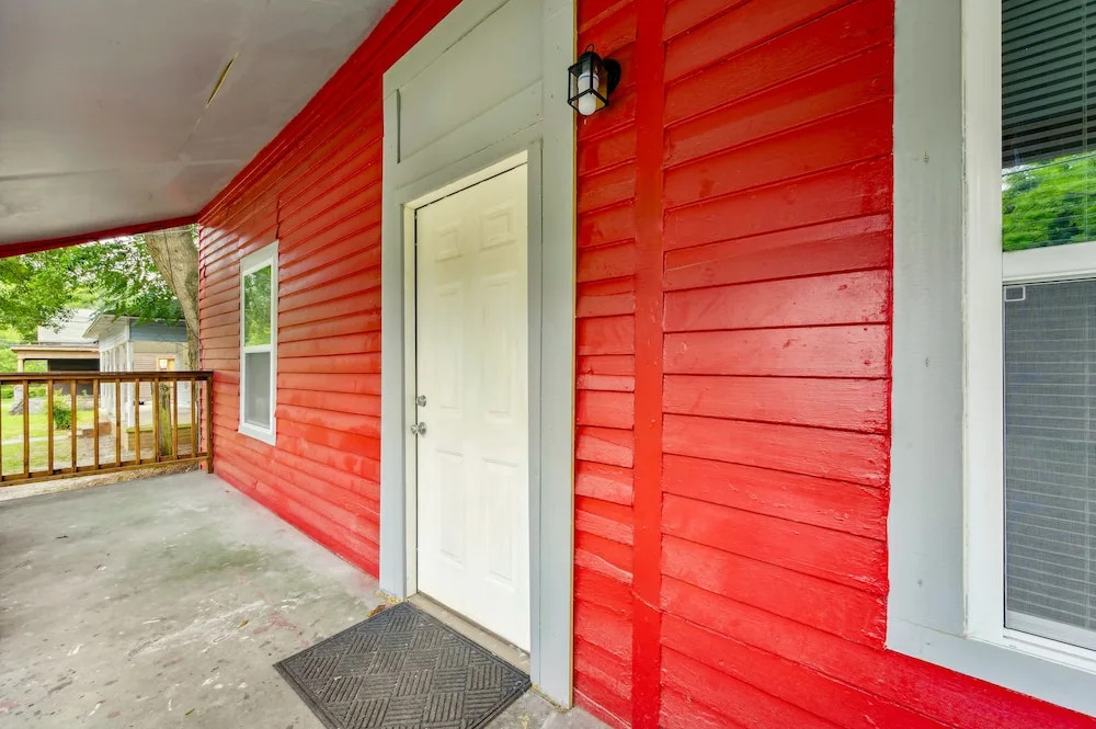 Macon Cottage w/ Porch - 2 Mi to Downtown!