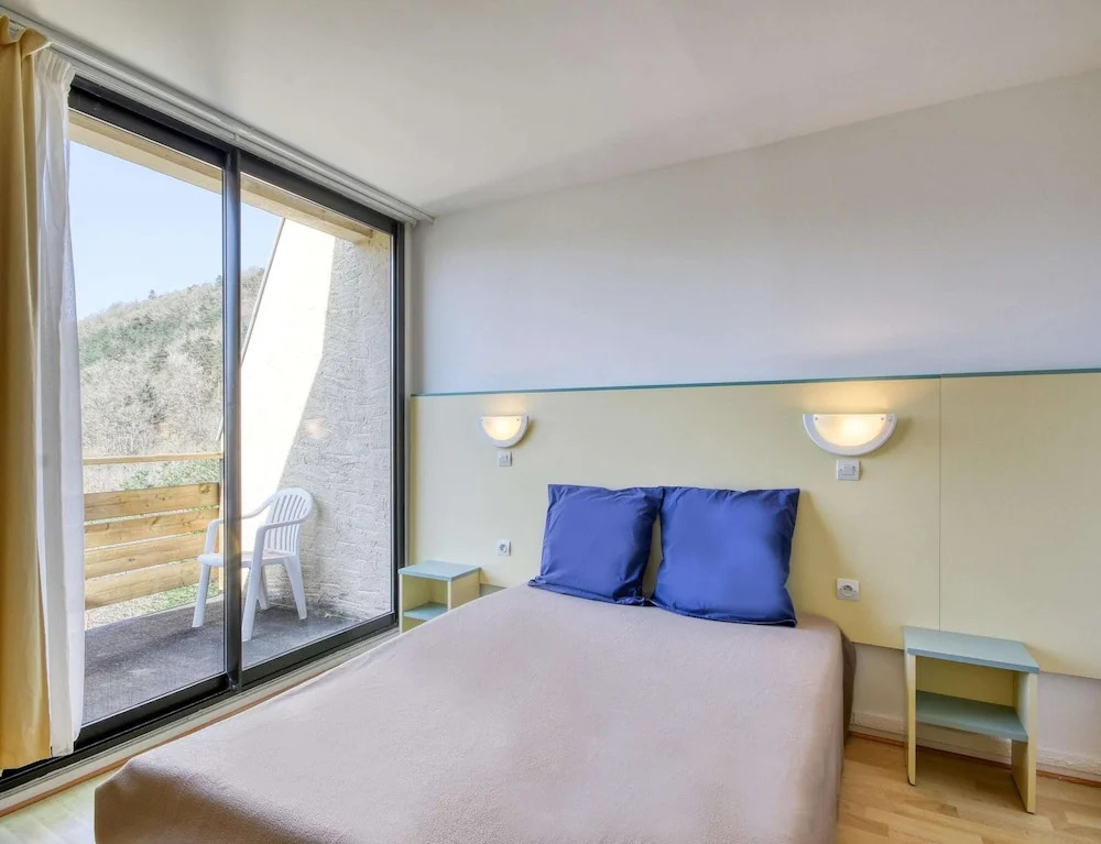 Spacious Landscape Stay for 4 by the Lake