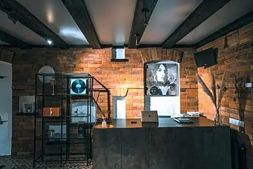 Enthusiast I Signature Place