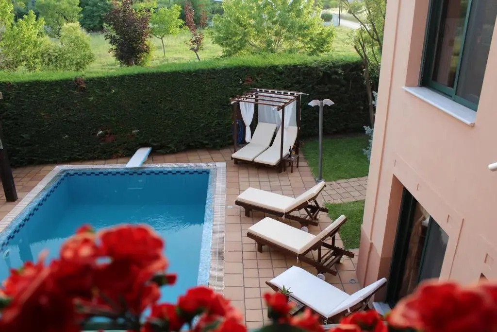 4-seasons pool villa near Meteora