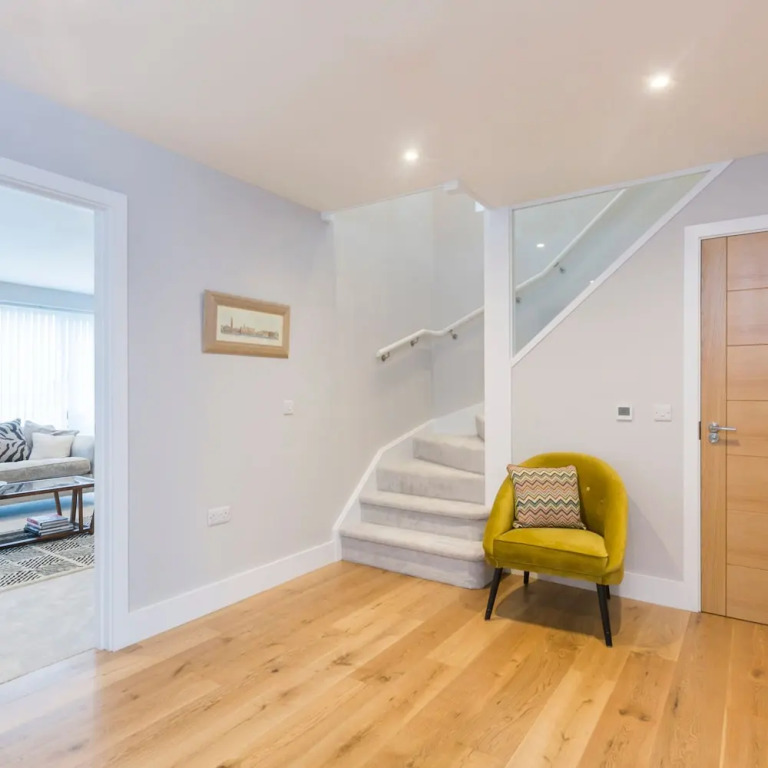 Stylish new Home With Parking - King Beds Garden