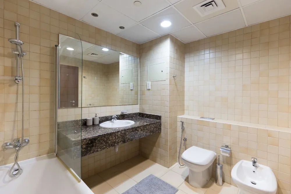 Spacious 1BR 5 minutes to beach