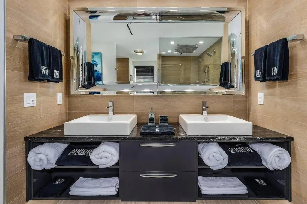 Beach 5 Min. Walk-Luxurious Modern Pool Home