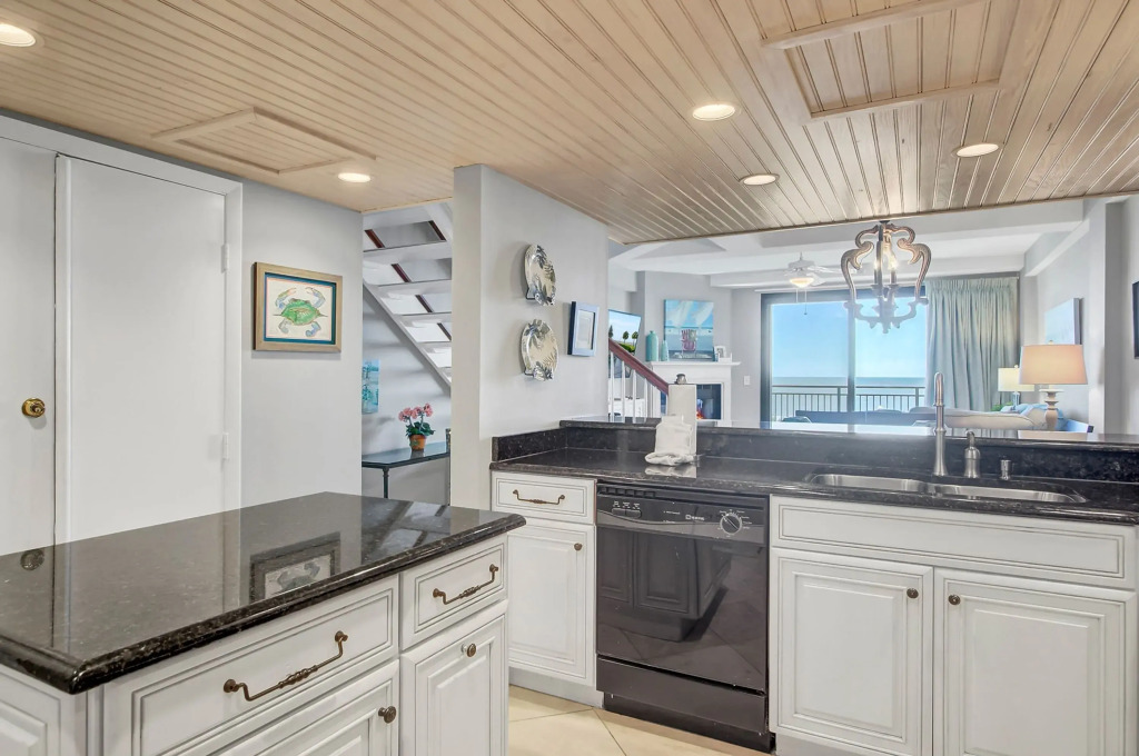 407 A Shipwatch by Avantstay Beach Front Condo w/ Ocean Views