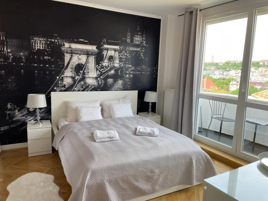 Panoramic Apt. near Chain Bridge
