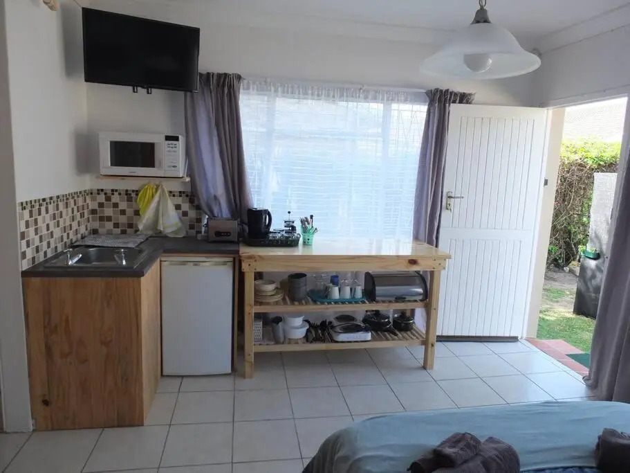 Heron Place sunny self-catering garden flatlet