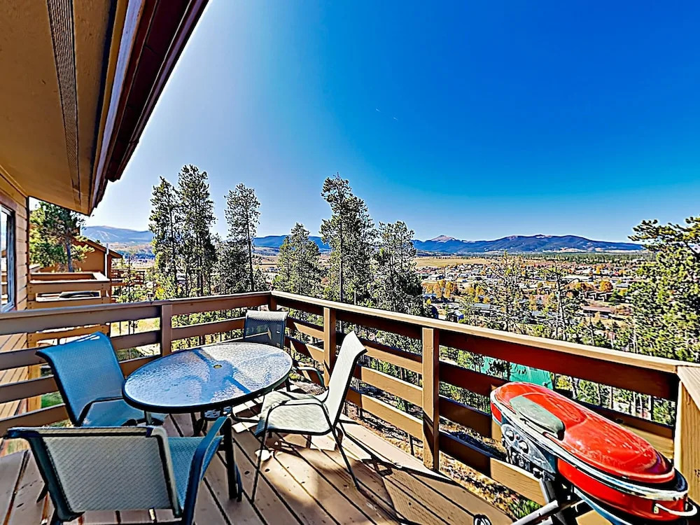 Multi-level Mountain W/ Views & Hot Tub! 3 Bedroom Townhouse