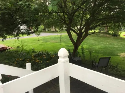 Glass Magnolia Bed & Breakfast