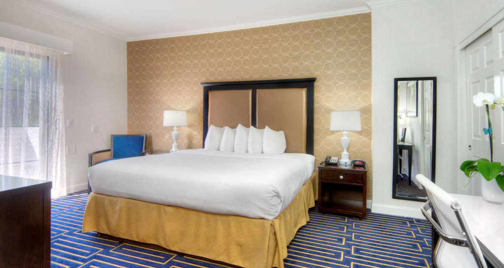Best Western Plus Palm Court Hotel