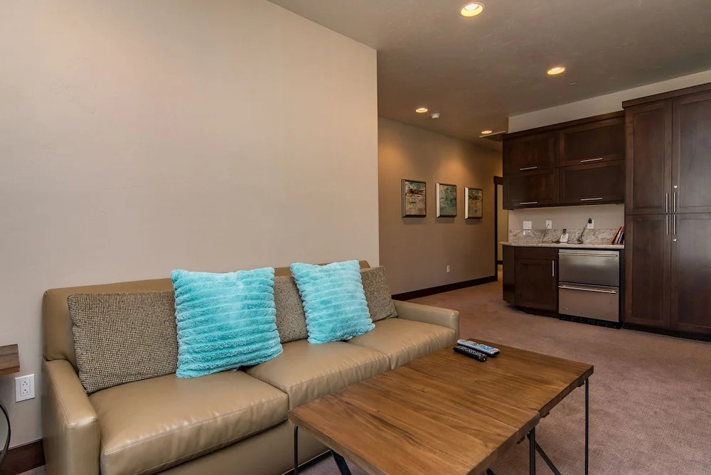Ski-centric 4br W/ Hot Tub 4 Bedroom Home