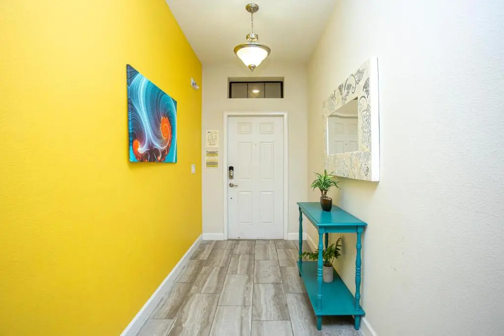 Gorgeous 5 Bd Single Family with Pool 5528