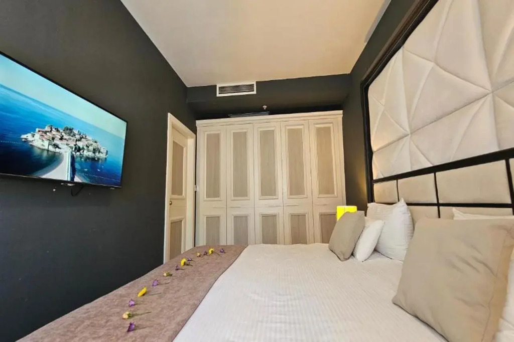 Royalis Suites Rafailovici - Beachfront Sea View Apartments