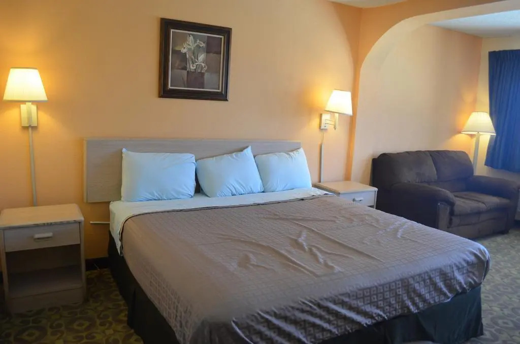 Summit Inn Hotel & Suites