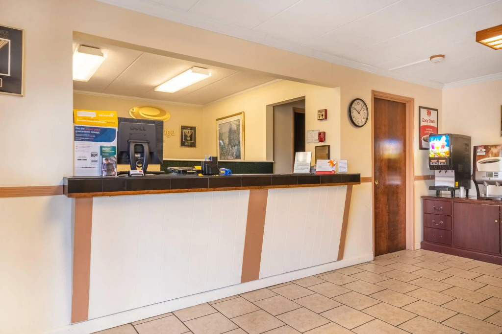 Econo Lodge Inn & Suites Windsor Locks Bradley Airport