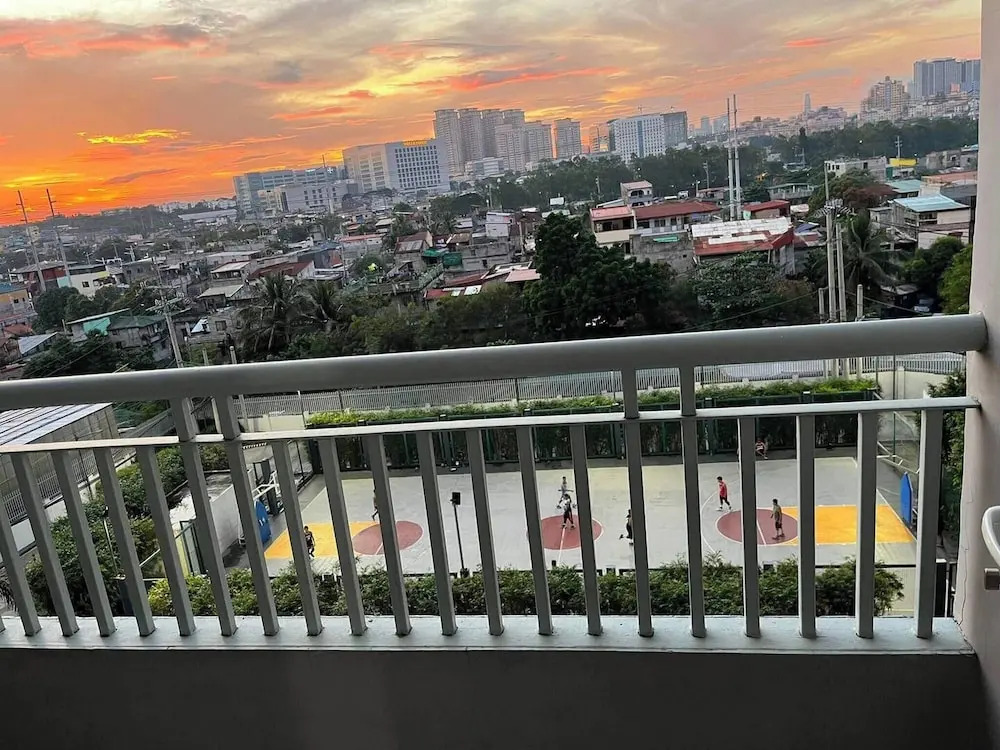 Homey 1BR With Balcony City View in Grace Res