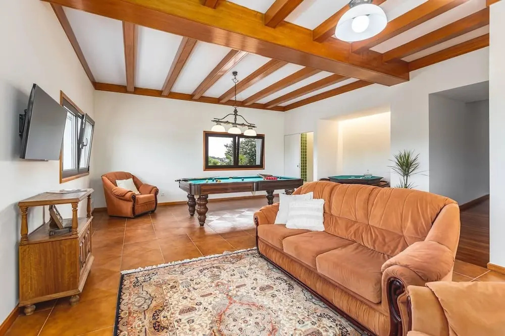 6-bed House - Sleeps 12 - Pool, Bbq, Pool Table