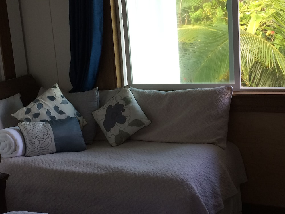 Hilo Bay Oceanfront Bed and Breakfast