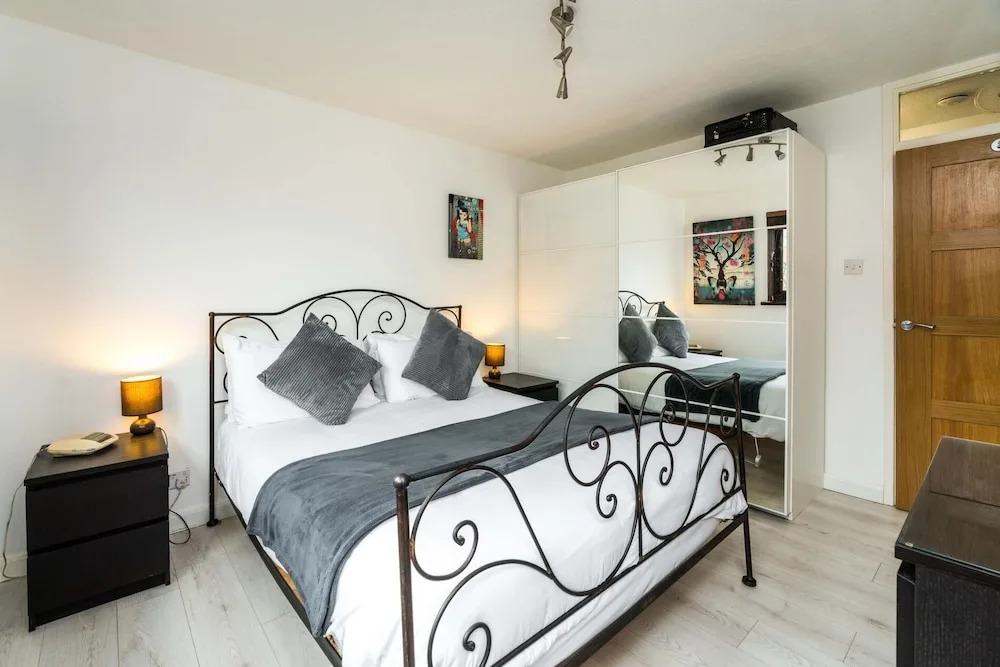 Luxury Islington Apartment with Balcony