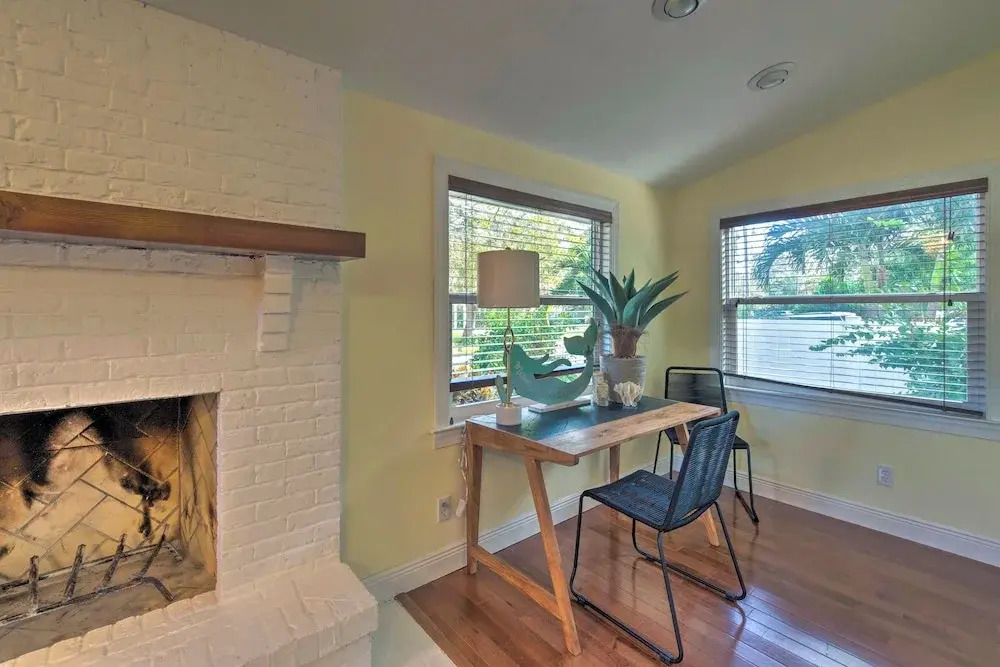 Bright Sarasota Bungalow - 5 Mi to Siesta Beach!