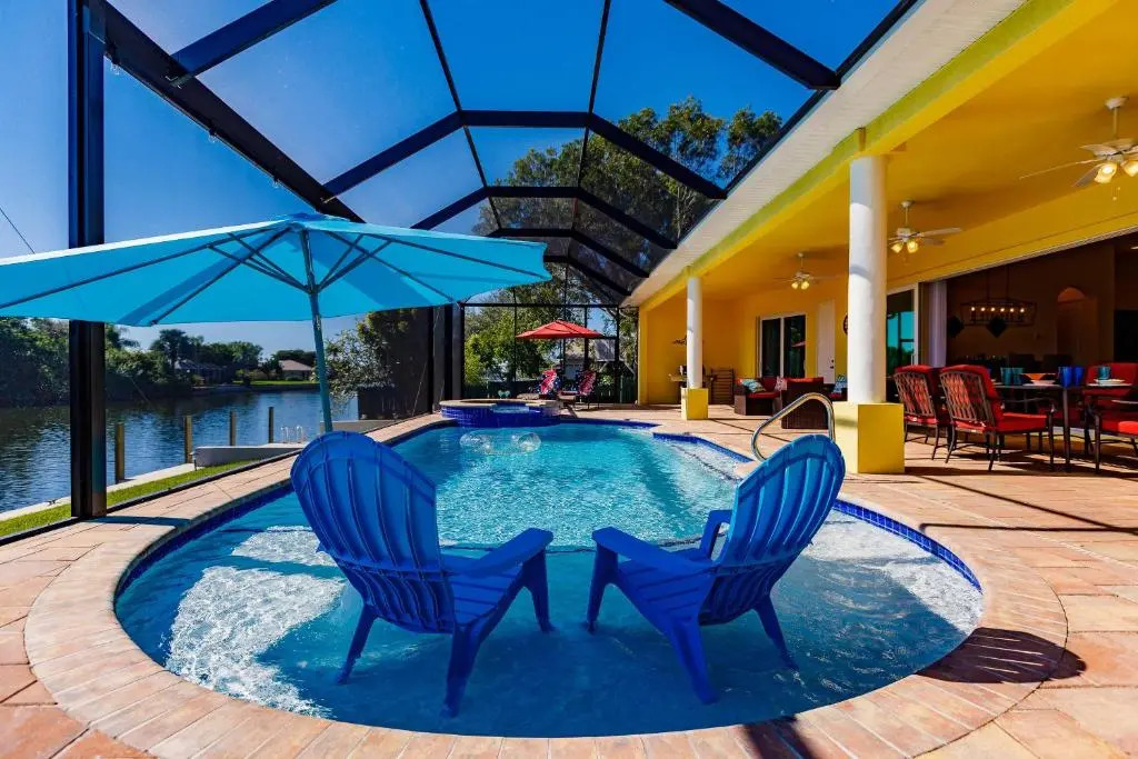 Scenic water view, 2 master suites with direct pool access - Villa Casa Amarilla